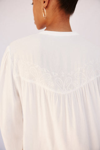Blusa Manga Larga con Detalle Bordado