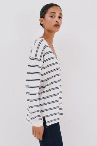 Sudadera Escote Pico con Estampado Rayas.