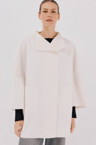 Abrigo Largo Tipo Capa con Bolsillos