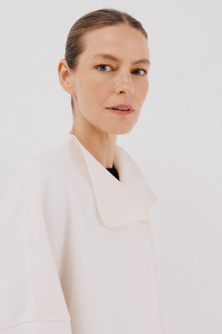 Abrigo Largo Tipo Capa con Bolsillos