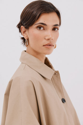 Capa Estilo Gabardina con Botones