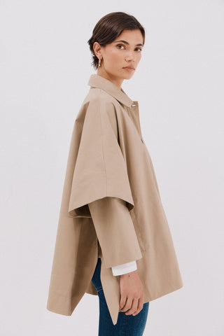 Capa Estilo Gabardina con Botones