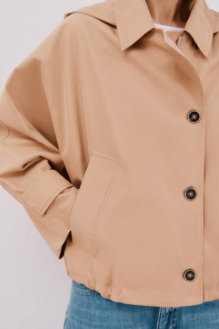 Gabardina Corta con Cuello Solapa