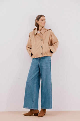 Gabardina Corta con Cuello Solapa