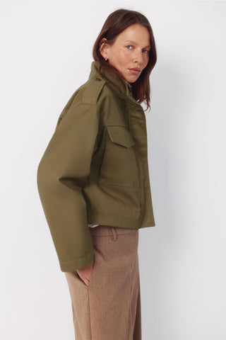 Chaqueta Corta con Detalle Bolsillos
