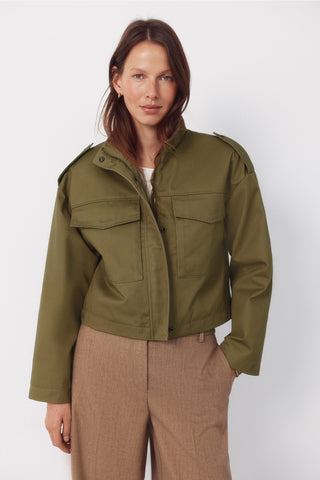 Chaqueta Corta con Detalle Bolsillos