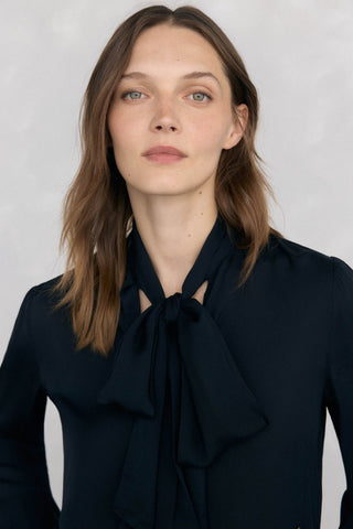 Camisa Manga Larga con Detalle Lazo de Satén