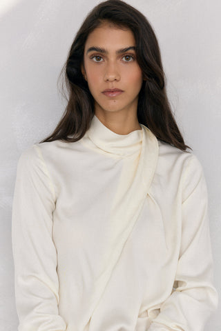 Blusa Manga Larga Cuello Alto de Satén