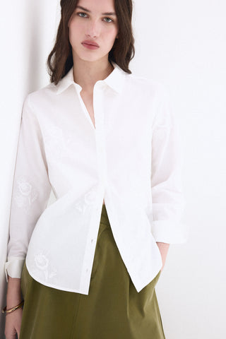 E. Blusa M/L Bordada Flores.