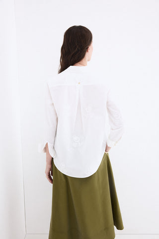 E. Blusa M/L Bordada Flores.
