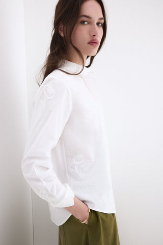 E. Blusa M/L Bordada Flores.