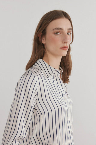 Camisa Satinada con Estampado de Rayas