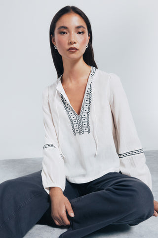 Blusa Manga Corta con Detalle Bordado