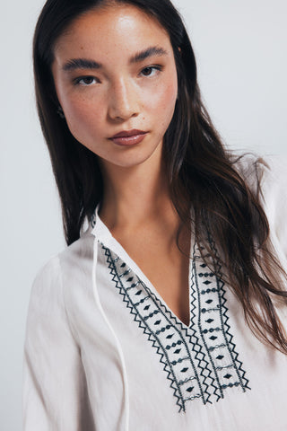 Blusa Manga Corta con Detalle Bordado