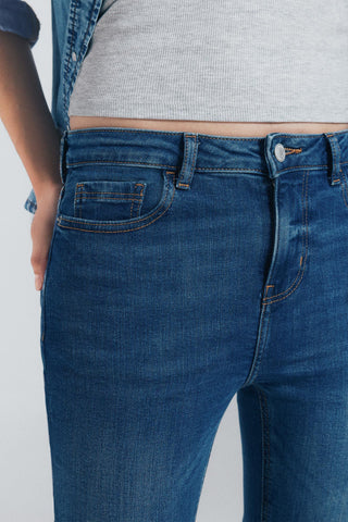 Jeans Rectos Talle Medio con Bolsillos