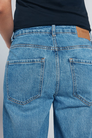 Jeans Recto Talle Medio con Bolsillos