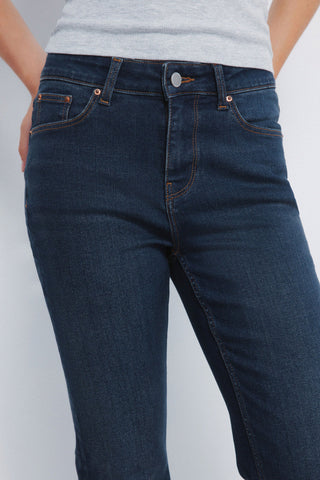 Jeans Flare Talle Medio con Bolsillos