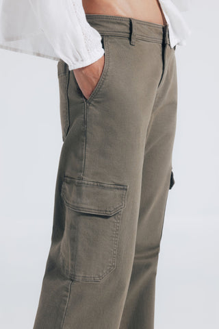 Pantalón Cargo Talle Medio con Bolsillos