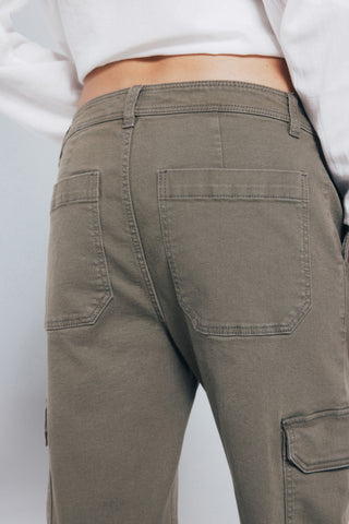 Pantalón Cargo Talle Medio con Bolsillos