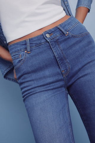 Jeans Crop Slim Fit con Bolsillos