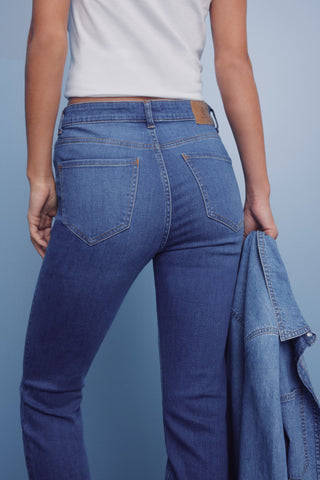 Jeans Crop Slim Fit con Bolsillos