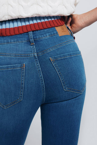 Jeans Crop Slim Fit con Bolsillos