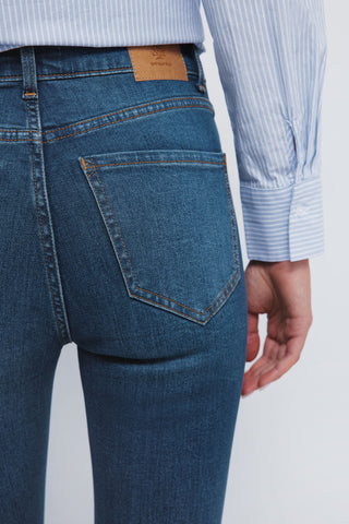 Jeans Crop Slim Fit con Bolsillos