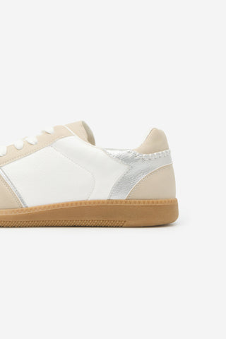 Tenis Planas con Detalle Metálico