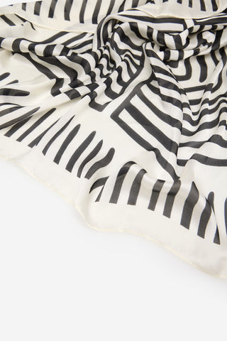 Pañuelo Satinado con Estampado Geométrico
