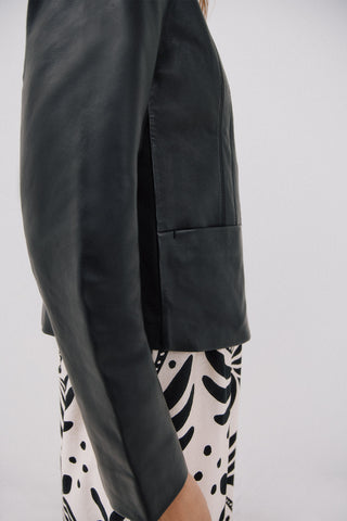 Chaqueta Corta con Bolsillos de Piel