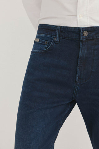 Jeans Regular Fit con Bolsillos