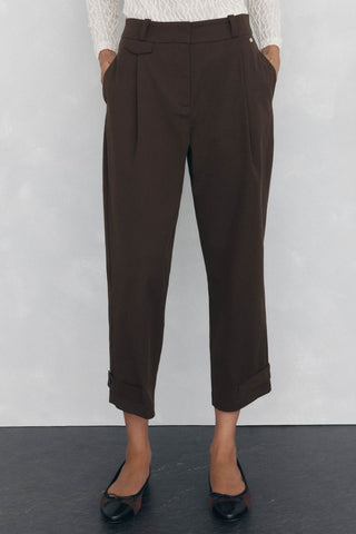 Pantalón Talle Medio con Pinzas Delanteras