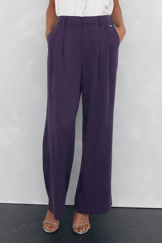 Pantalón Recto con Pinzas Delanteras
