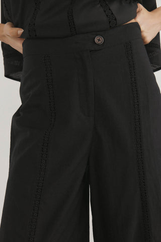 Pantalón Crop con Detalle Bordado