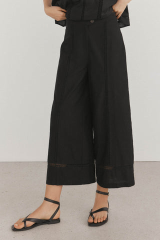 Pantalón Crop con Detalle Bordado