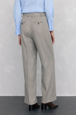 Pantalón Recto con Detalle de Pinzas