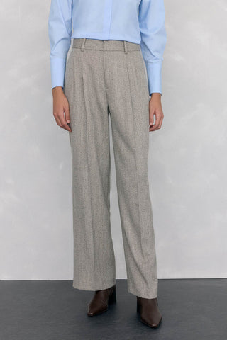 Pantalón Recto con Detalle de Pinzas