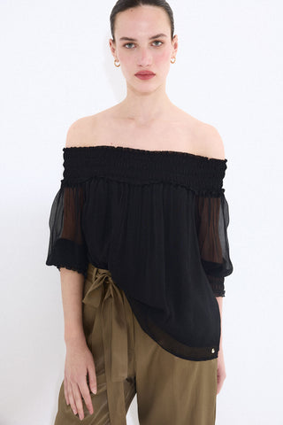 E. Blusa Off Shoulder Goma.
