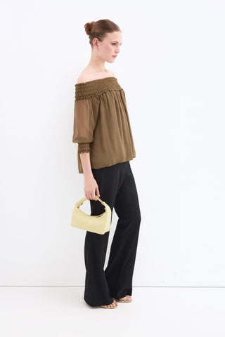 E. Blusa Off Shoulder Goma.