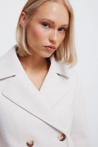 Abrigo Corto Doble Botonadura con Bolsillos