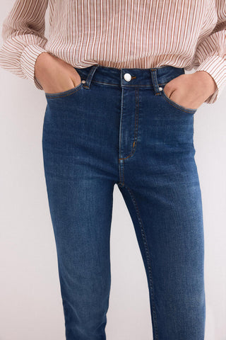 Jeans Push Up Talle Medio con Bolsillos