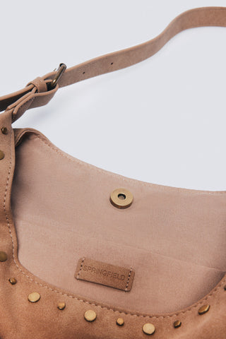 Bolso con Detalle de Tachas Metálicas