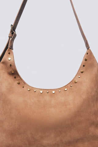 Bolso con Detalle de Tachas Metálicas