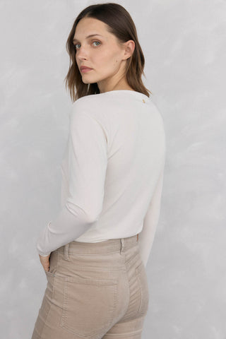 Camiseta Drapeada con Broche Decorativo