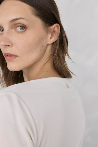 Camiseta Drapeada con Broche Decorativo