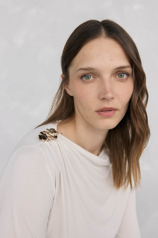 Camiseta Drapeada con Broche Decorativo