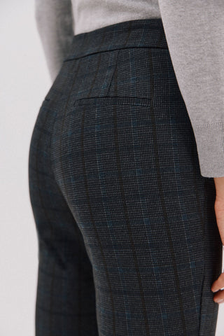 Pantalón Recto con Botones Metálicos