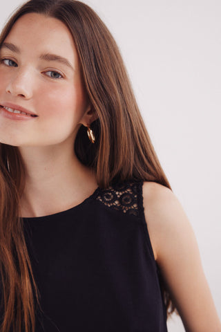 Camiseta sin Mangas con Detalle de Crochet