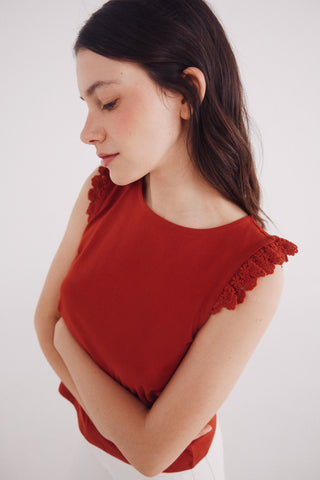 Camiseta con Volantes de Crochet