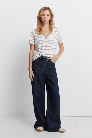 S/S V-Neck Basic T-Shirt.